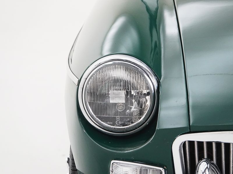 MG B \'77 