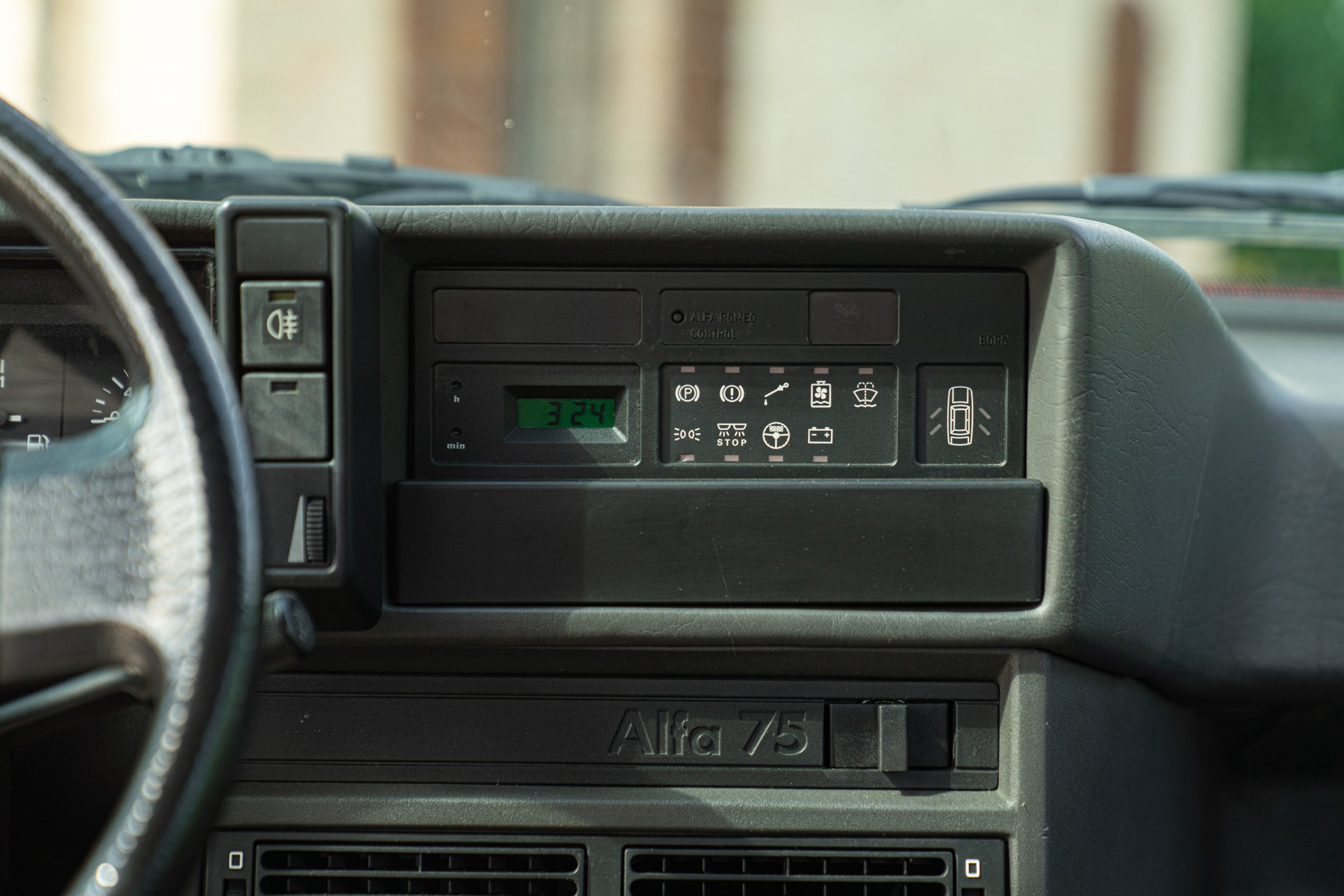 Alfa Romeo 75 