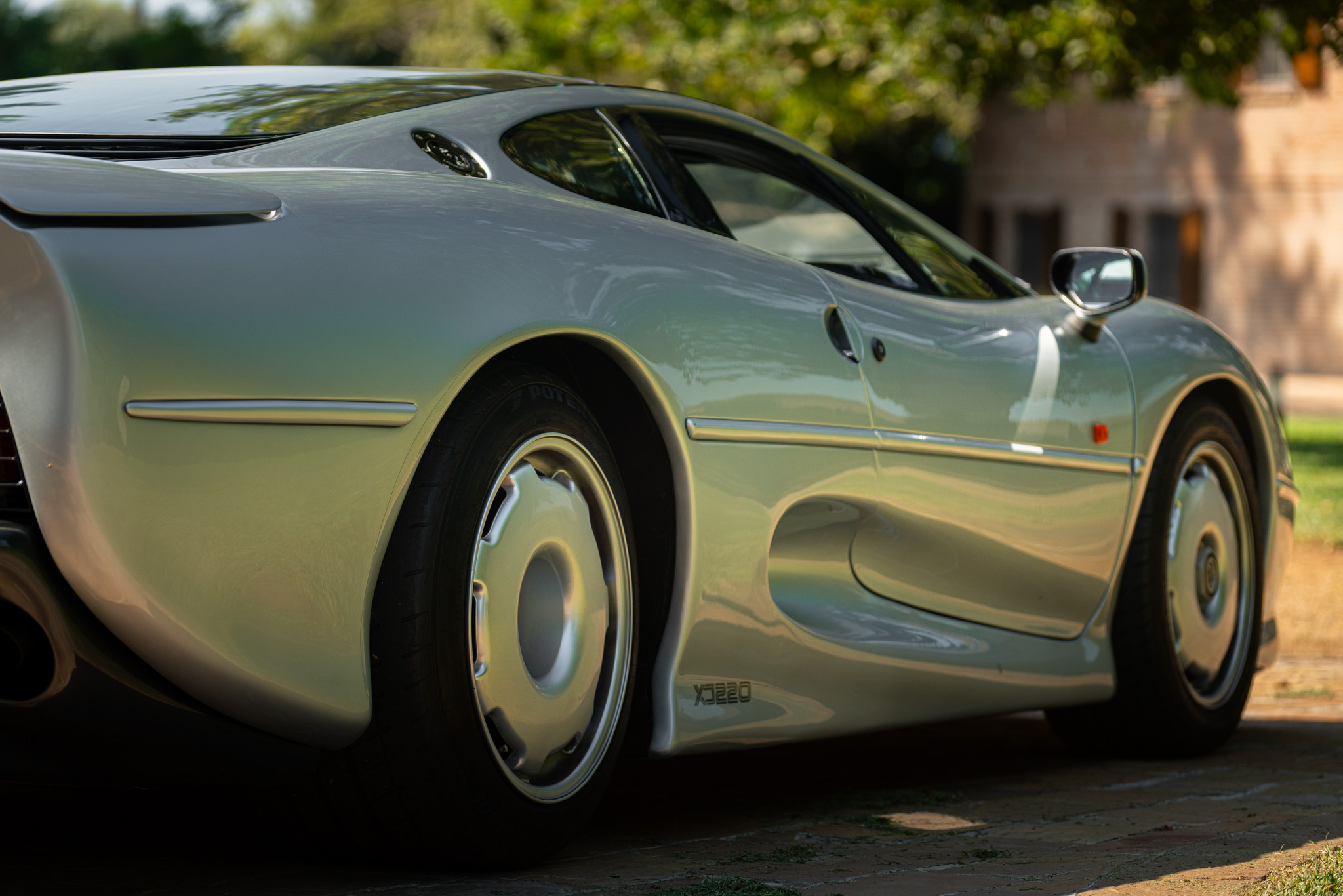 Jaguar XJ 220 